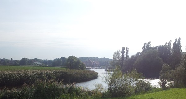 Nette Blick übern Kanal auf ein Dorf